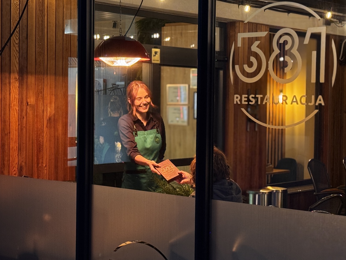 Restauracja 381 Tło